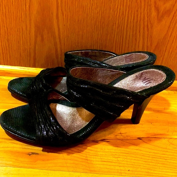 Sofft 9.5 black leather two strap sandals slide 4” high heels shimmery sexy EUC - Picture 2 of 14